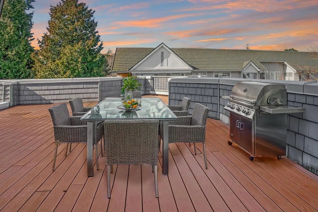 15555 16 Avenue 411, Surrey