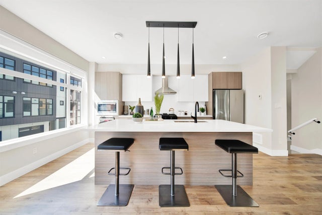 177 175a Street 11, Surrey