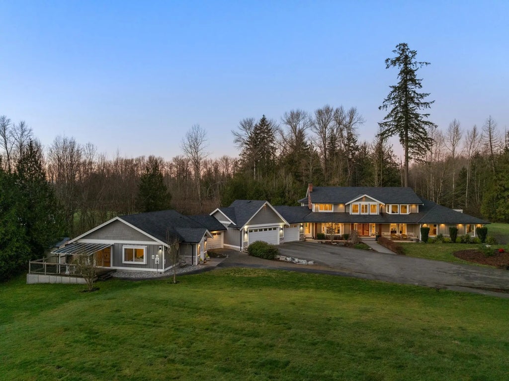 22015 40 Avenue, Langley