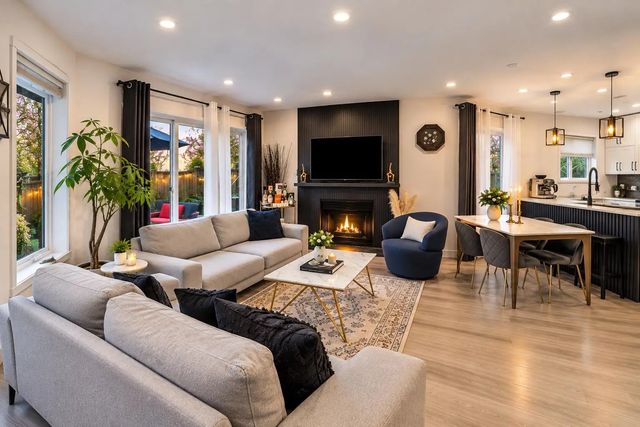 848 W 16th Street 7, North Vancouver