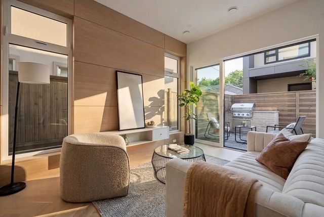364 E 23rd Avenue 2, Vancouver