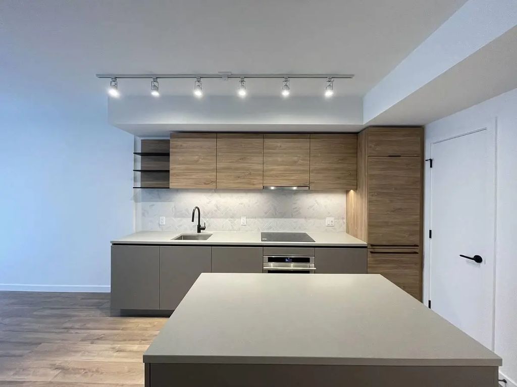 10448 University Dr 7xx, Surrey