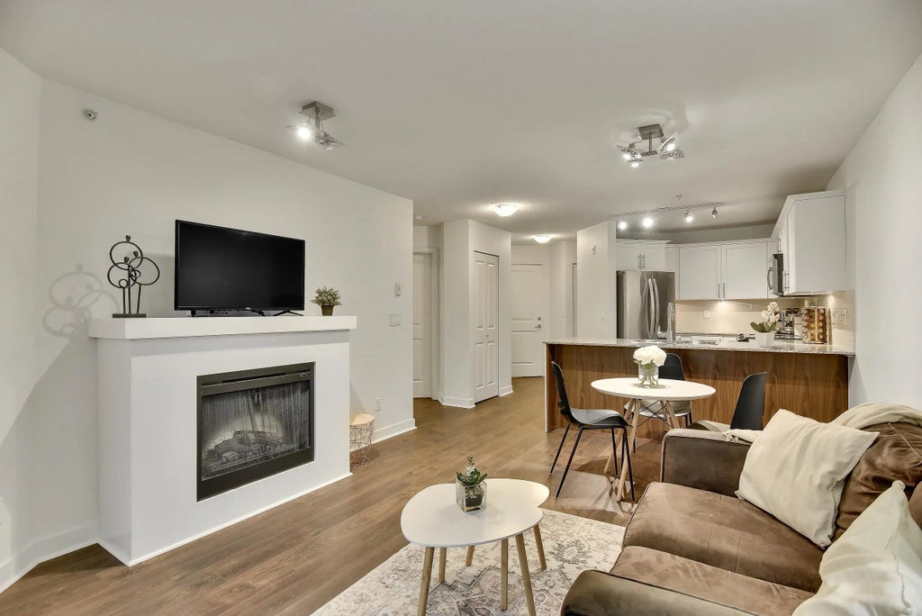 8915 202 Street 402, Langley