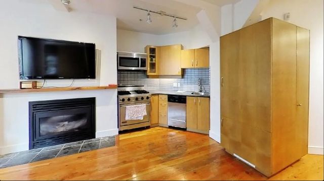 1216 Homer Street 303, West Vancouver