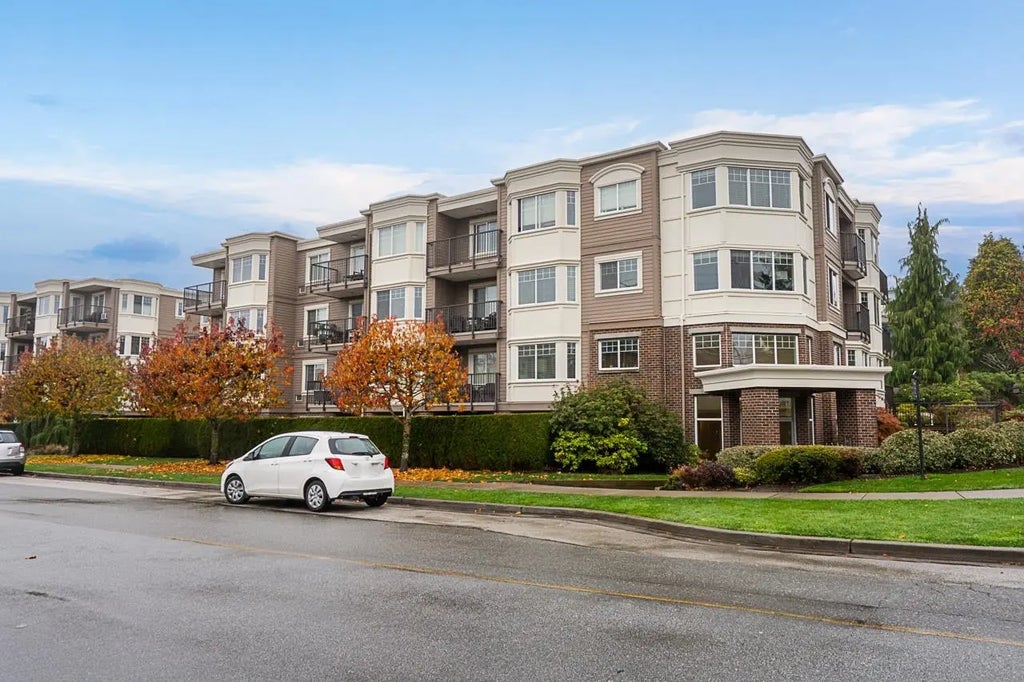 15389 Roper Avenue 302, White Rock