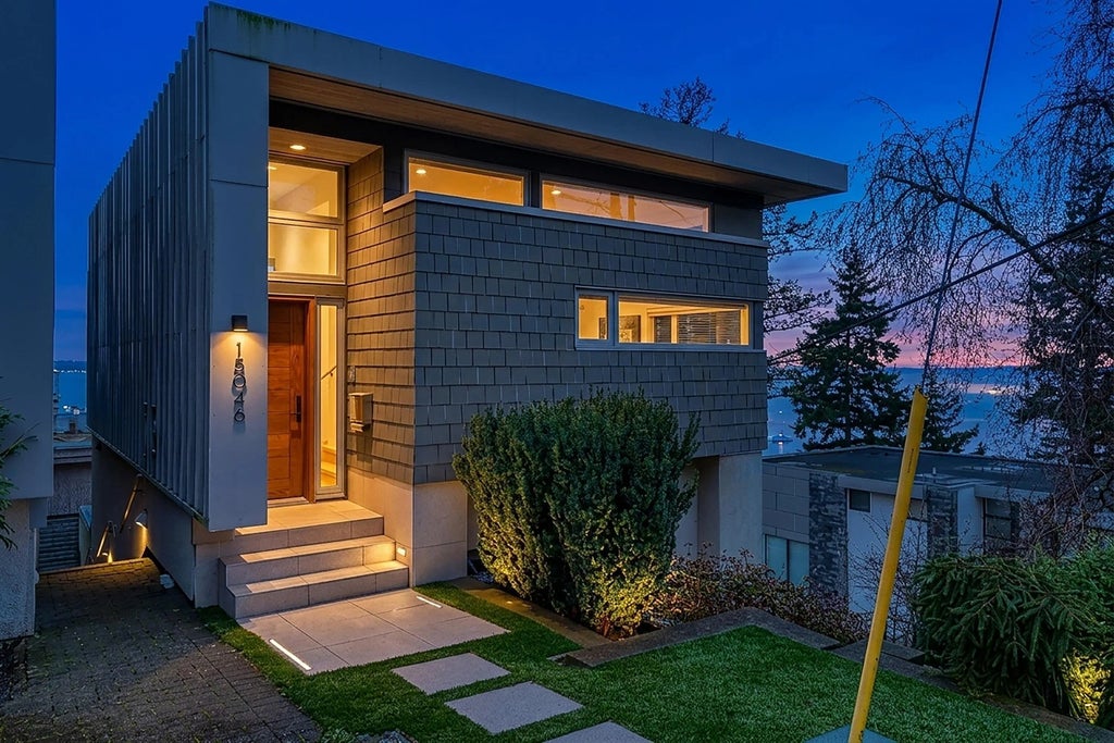 15046 Buena Vista Avenue, White Rock