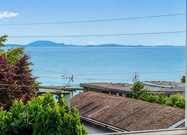 15176 Buena Vista Avenue 204, White Rock