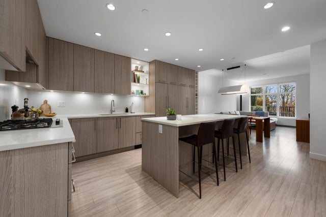 733 E 3rd Street 110, North Vancouver