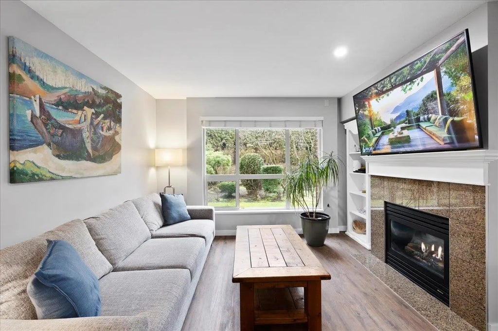 2167 152 Street 107, White Rock