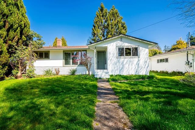 15405 Semiahmoo Avenue, White Rock