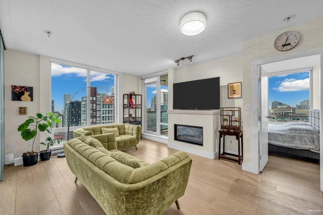 565 Smithe Street 2002, Vancouver