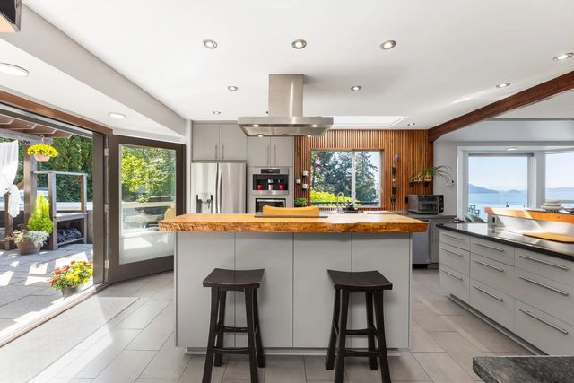350 Bayview Place, Lions Bay