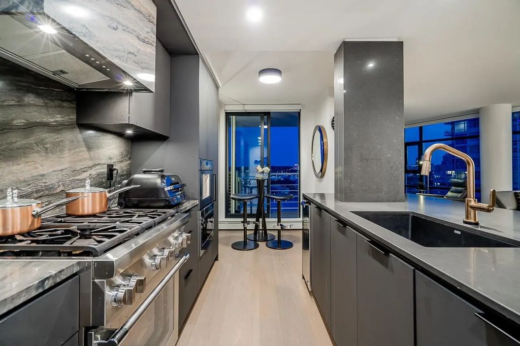 198 Aquarius Mews 2207, Vancouver