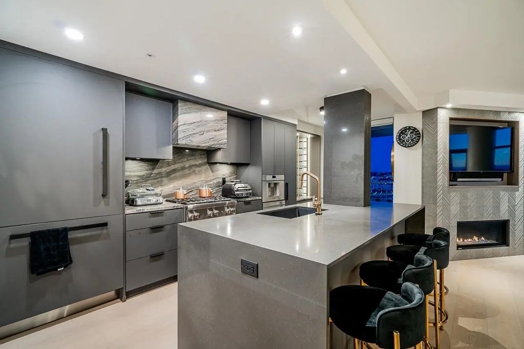 198 Aquarius Mews 2207, Vancouver