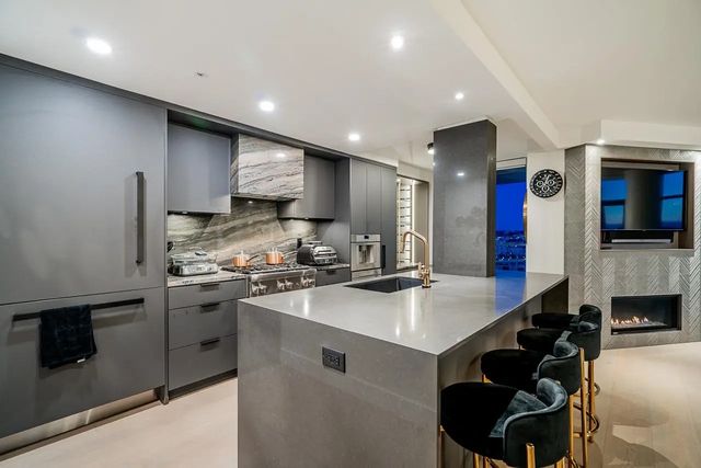 198 Aquarius Mews 2207, Vancouver