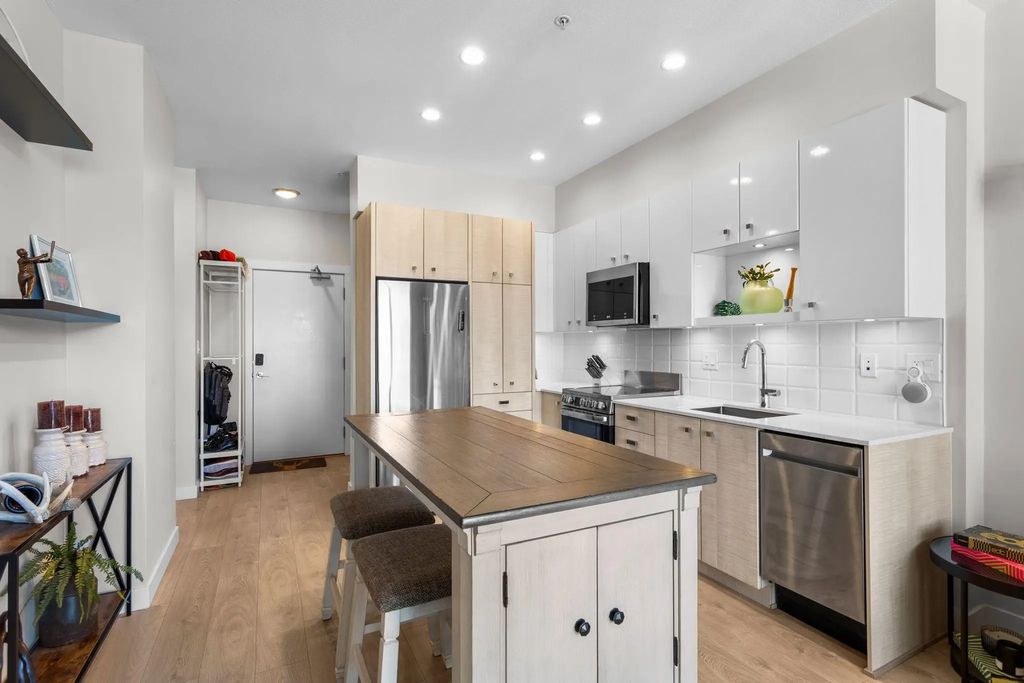 10838 Whalley Boulevard 518, Surrey