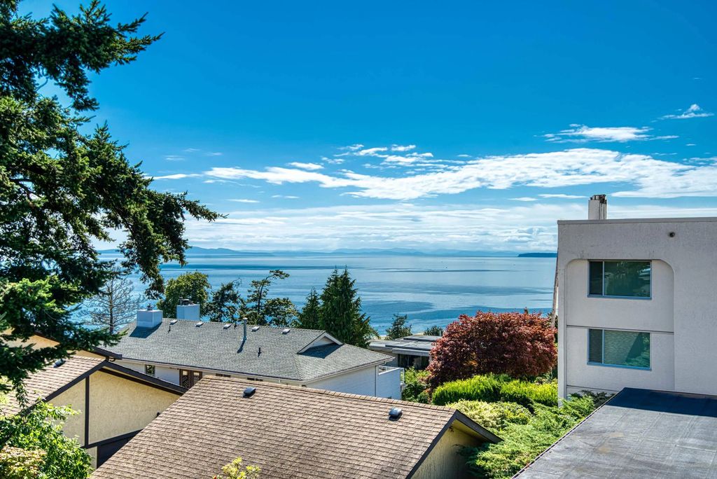 15080 Prospect Avenue 206, White Rock