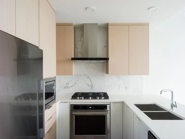 699 Whiting Way 2104, Coquitlam