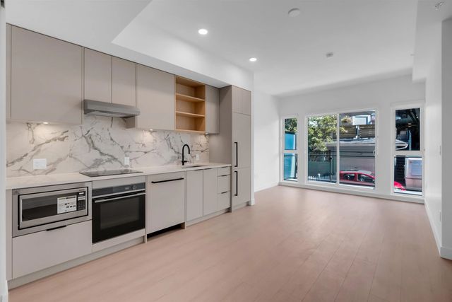422 E 3rd Street 2xx, North Vancouver