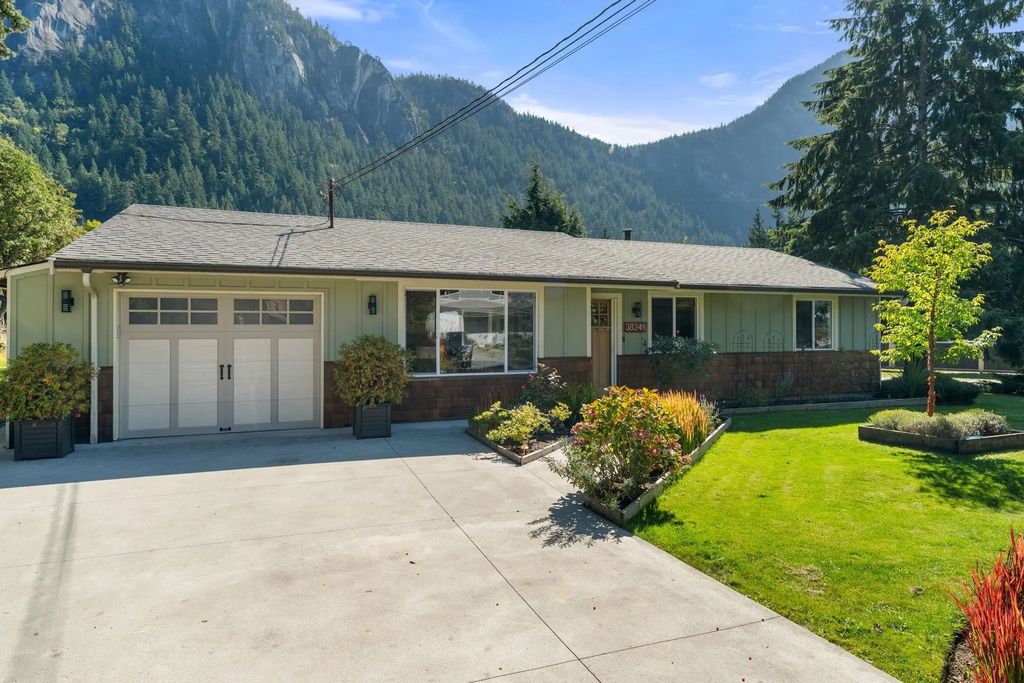 38248 Hemlock Avenue, Squamish