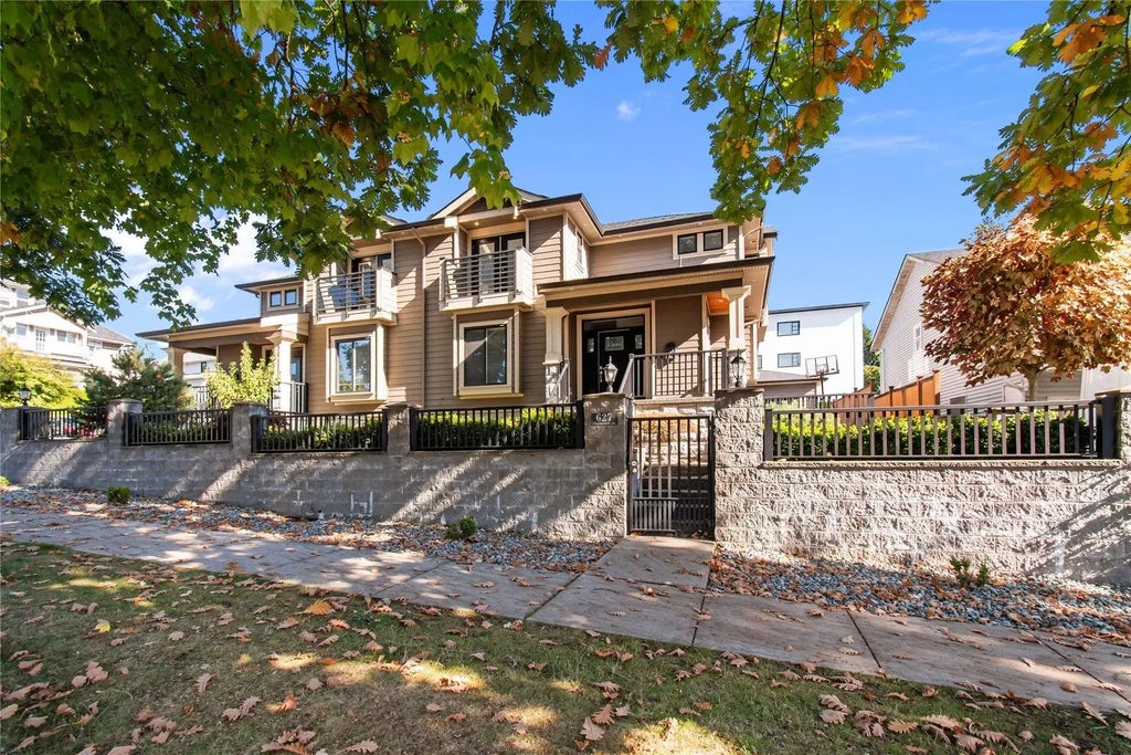 627 Thirteenth Street, New Westminster