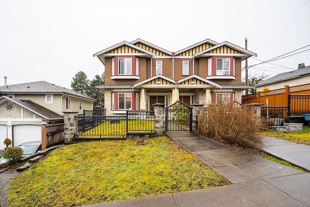 528 Sixteen Street, New Westminster