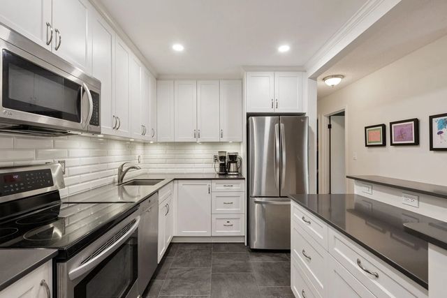 310 E 3rd Street 209, North Vancouver