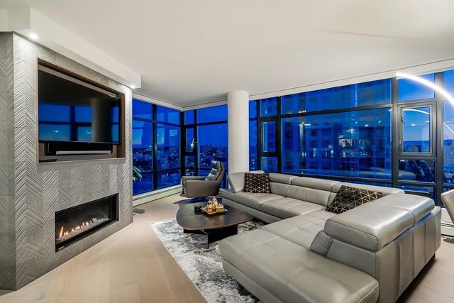 198 Aquarius Mews 2207, Vancouver