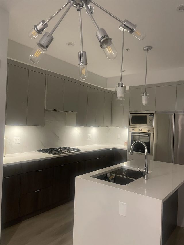 14438 72 Avenue 406, Surrey