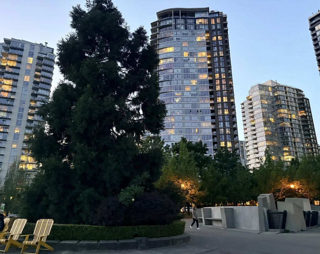 583 Beach Crescent 607, Vancouver