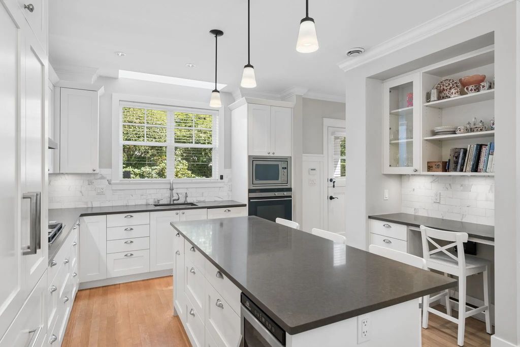 2071 Esquimalt Avenue, West Vancouver