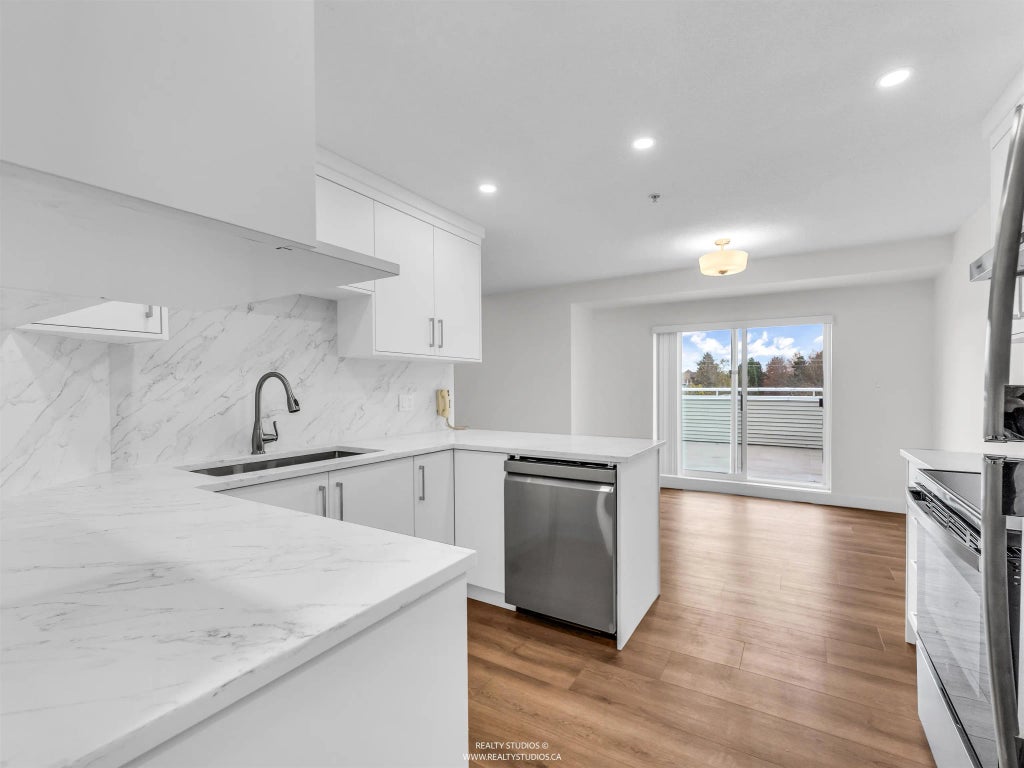 12130 80 Avenue 402, Surrey