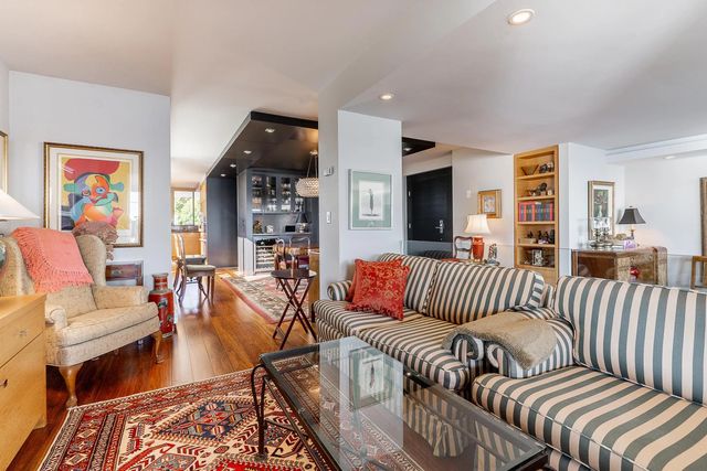 1930 Bellevue Avenue 301, West Vancouver