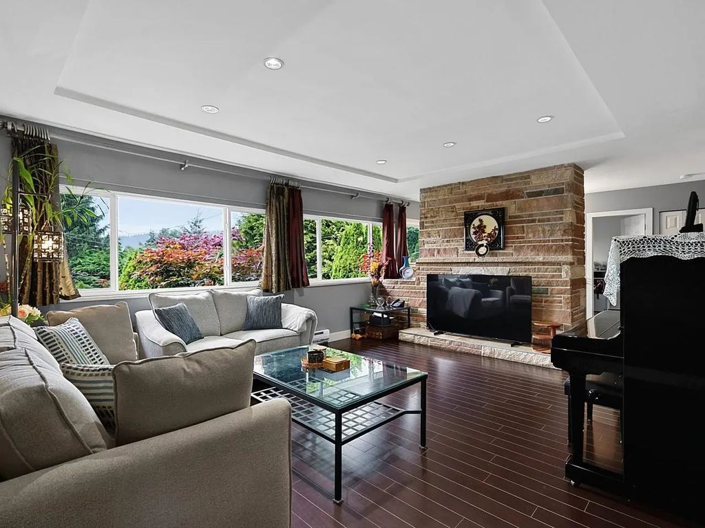 937 Kinsac Street, Coquitlam