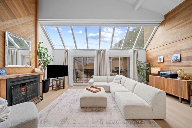 110 Seventh Street 402, New Westminster
