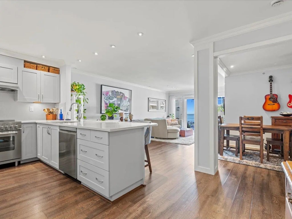 15621 Marine Drive 406, White Rock