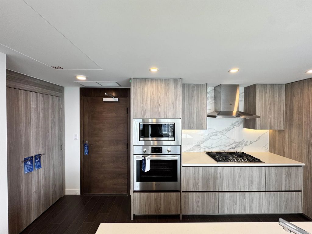 13768 100 Avenue 2708, Surrey