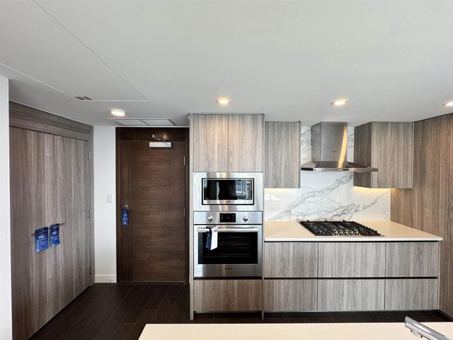 13768 100 Avenue 2708, Surrey