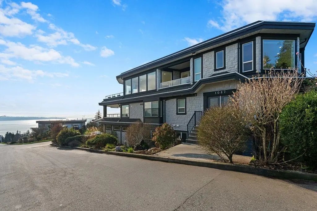 1087 Finlay Street, White Rock
