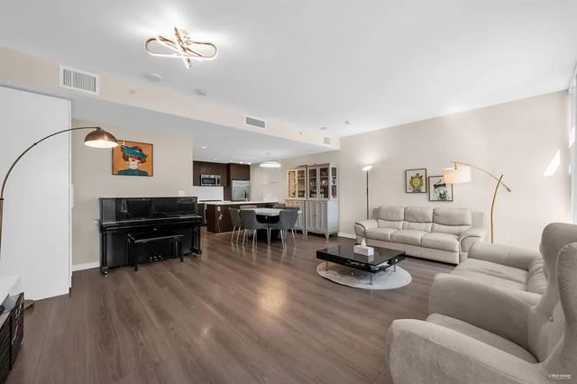 8677 Capstan Way Th16, Richmond
