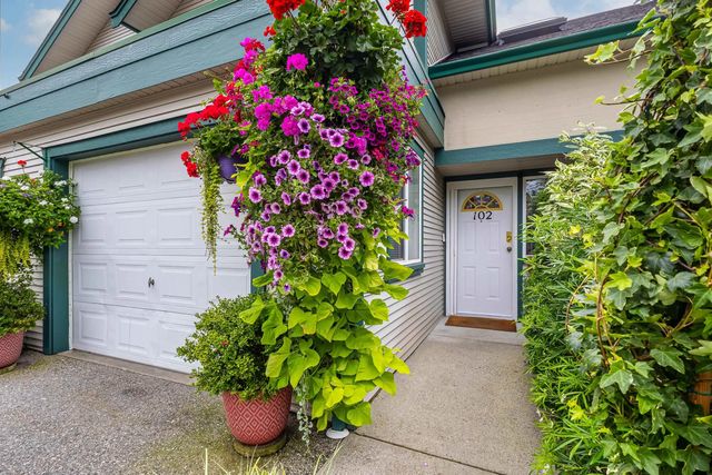 5711 Ebbtide Street 102, Sechelt