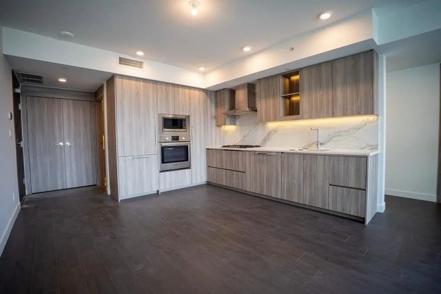 13768 100 Avenue 2509, Surrey