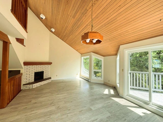 5753 Wharf Avenue 9, Sechelt