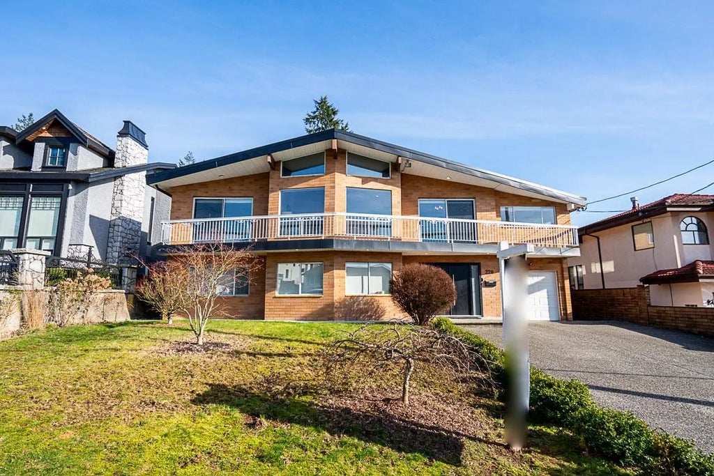 220 N Grosvenor Avenue, Burnaby