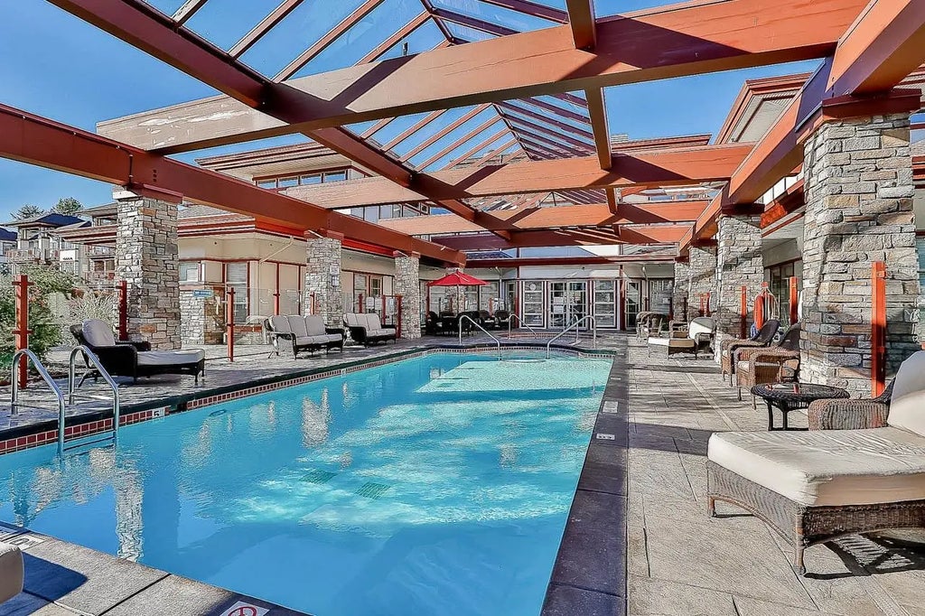 16469 64 Avenue 204, Surrey