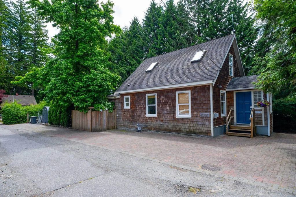 1075 Gladwin Drive, North Vancouver