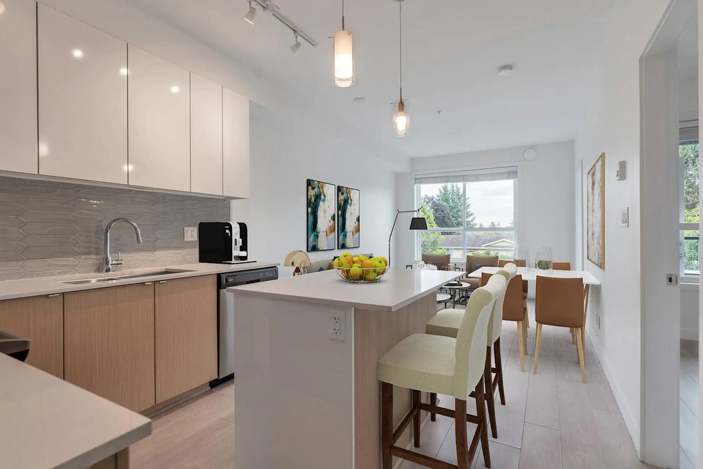 19567 64 Avenue 204, Surrey