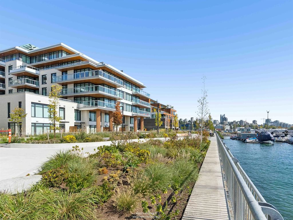 777 Harbour Way 302, North Vancouver