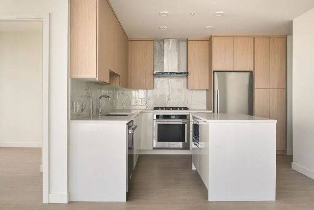 699 Whiting Way 2103, Coquitlam
