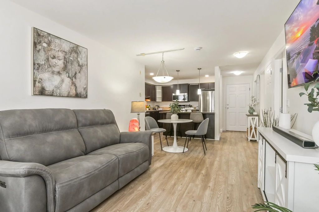 5454 198 Street 209, Langley
